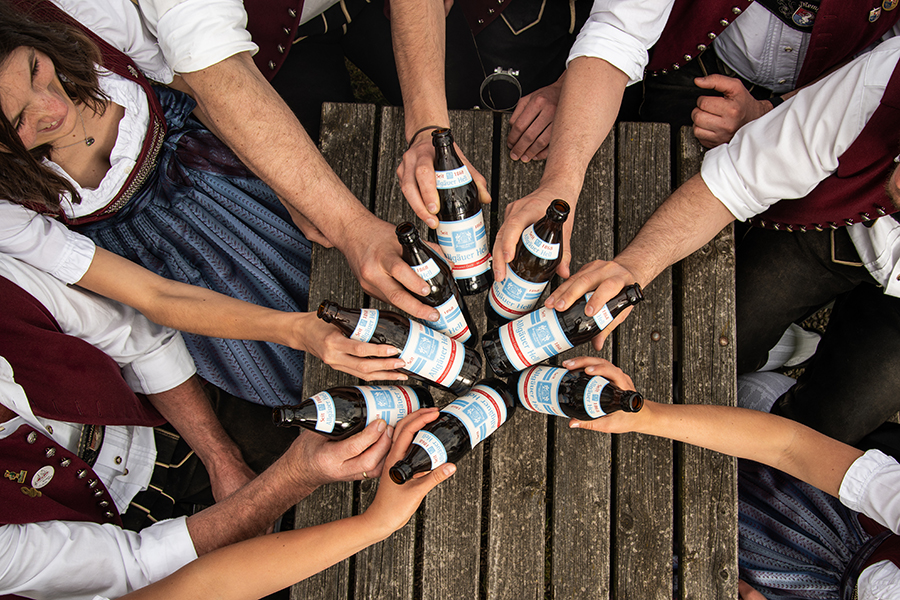 Die Vorstandschaft stößt mit Bier an