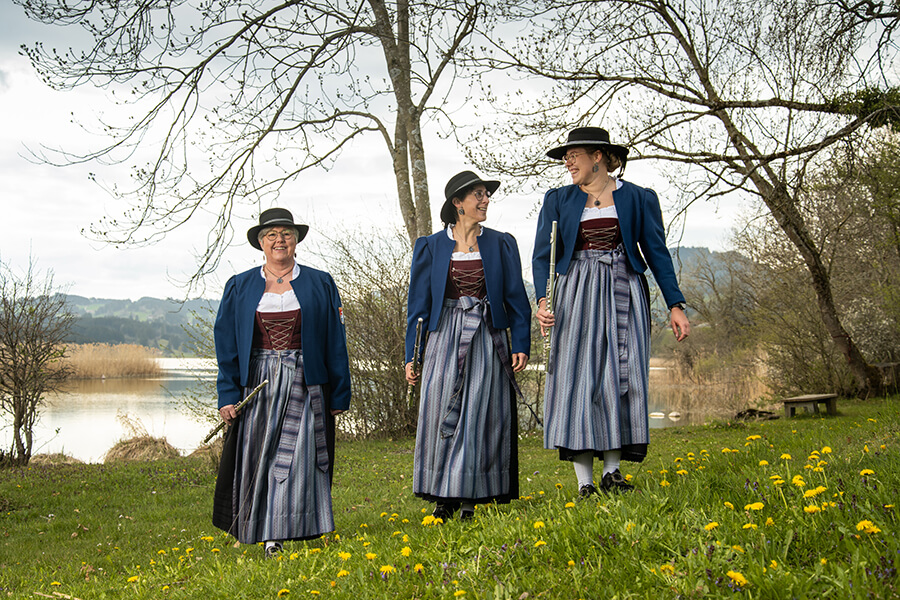 Die Querflöten der Musikkapelle Memhölz laufen am See