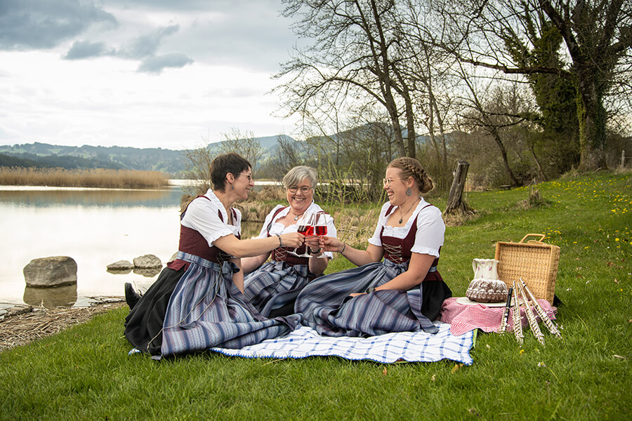 Die Querflöten der Musikkapelle Memhölzu sitzen am See