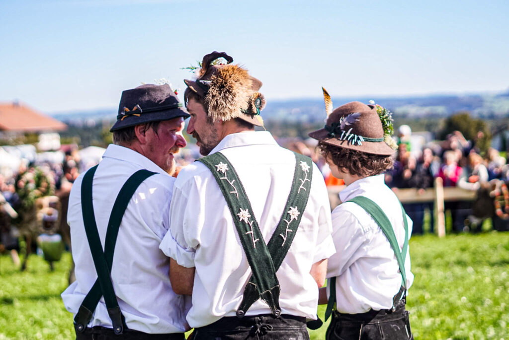 Männer in Tracht auf dem Memhölzer Viehscheid